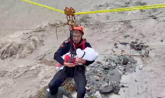 Kurtarma operasyonunda ninni söyleyerek bebeği uyutan AFAD personeli o anları anlattı