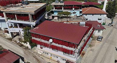 Kurutmalık biberler mahalleyi kırmızıya bürüdü