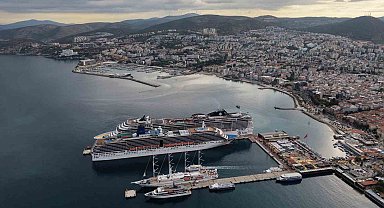 Kuşadası'na 4 kruvaziyerle 6 bin turist geldi