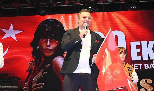Kuşadası'nda 250 metrelik dev Türk bayrağı açıldı