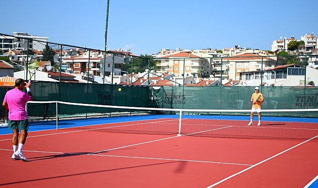 Kuşadası'nda Cumhuriyet Kupası için 86 raket korta çıktı
