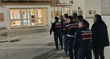 Kuşadası'nda durdurulan minibüsten 20 düzensiz göçmen çıktı