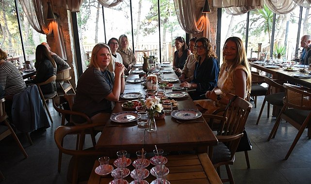 Kuşadası'nda kardeş şehir heyetleri kahvaltıda bir araya geldi