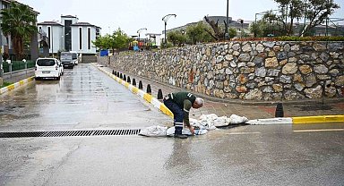 Kuşadası'nda mazgallar taşkınlara karşı temizlendi