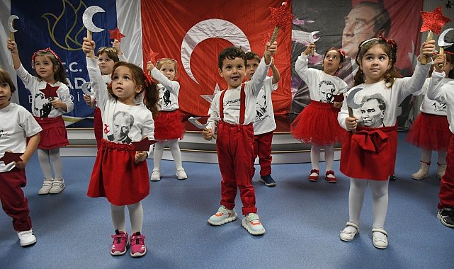 Kuşadası'nda minikler Cumhuriyet Bayramı'nı coşkuyla kutladı