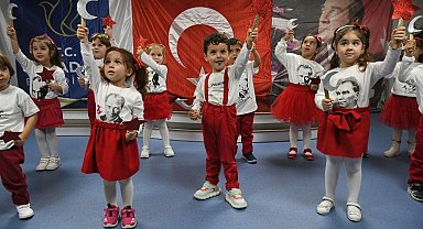 Kuşadası'nda minikler Cumhuriyet Bayramı'nı coşkuyla kutladı
