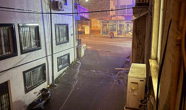 Kuşadası'nda sağanak yağış gece etkili oldu