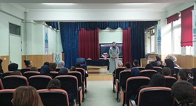 Kütahya Akşemsettin Kız Anadolu İmam Hatip Lisesi'nde "Peygamberimiz ve Aile" konulu seminer