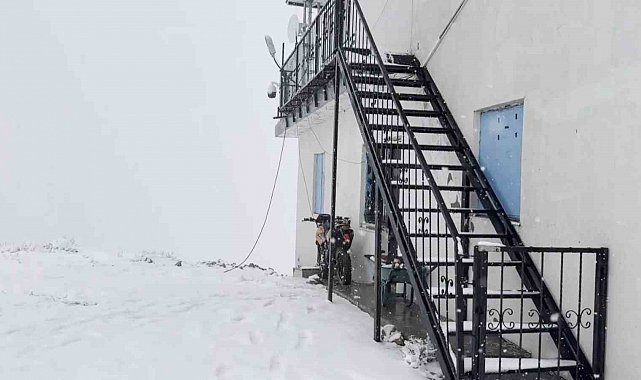 Kütahya'da 2 bin 120 rakımlı Akdağ Yaylası'na mevsimin ilk karı yağdı