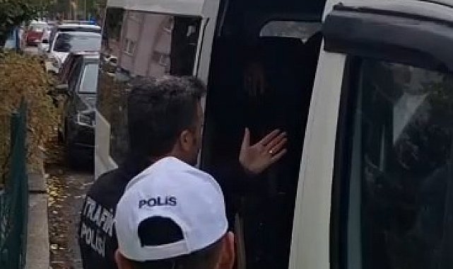 Kütahya'da dur ihtarına uymayan servis şoförü öğrencileri araçta bırakıp kaçtı