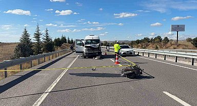 Kütahya'da minibüsle çarpışan genç motosikletli hayatını kaybetti