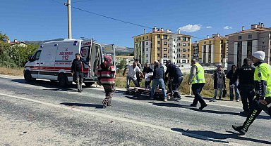 Kütahya'da otomobil motosikletle çarpıştı: 1 ölü, 2 yaralı