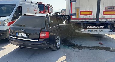 Kütahya'da otomobil tırın dorsesine saplandı: 1 yaralı