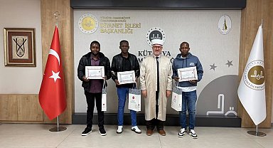 Kütahya'da üç Kenyalı vatandaş müslüman oldu