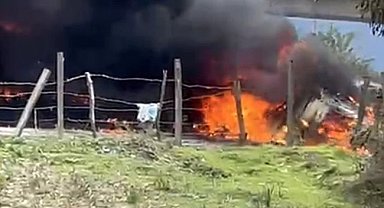 Lastiği patlatan tır köprüden uçarak alev topuna döndü