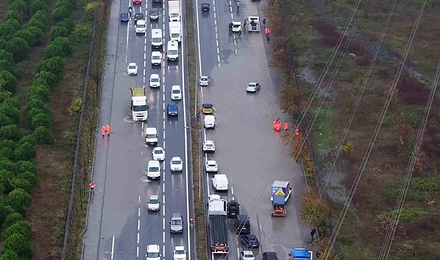 Mahmutbey-Habipler yolunda su baskını: Adeta trafik durdu