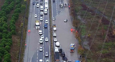 Mahmutbey-Habipler yolunda su baskını: Adeta trafik durdu