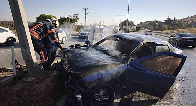 Malatya'da aydınlatma direğine çarpan otomobil alev aldı