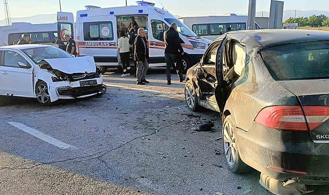 Malatya'da iki otomobilin çarpıştığı kaza kamerada: 1'i ağır 6 yaralı