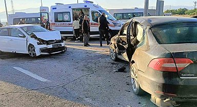Malatya'da iki otomobilin çarpıştığı kaza kamerada: 1'i ağır 6 yaralı
