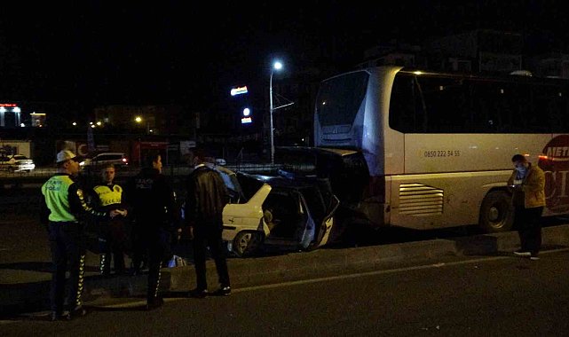 Malatya'da otobüse çarpıp altına giren otomobildeki 3 kişi yaralandı