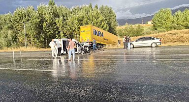 Malatya'da tır ile otomobil çarpıştı: 4 yaralı