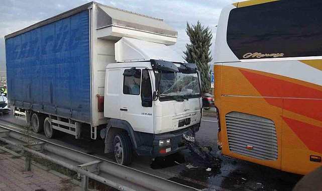 Malatya'da yolcu otobüsü ile kamyon çarpıştı, viyadükte trafik kilitlendi