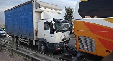 Malatya'da yolcu otobüsü ile kamyon çarpıştı, viyadükte trafik kilitlendi