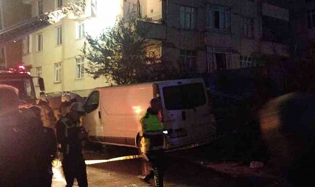 Maltepe Cevizli Mahallesi Doğu Sokakta bulunan bir binada çökme meydana geldi. Binada mahsur kalanları tahliye çalışmaları devam ediyor.