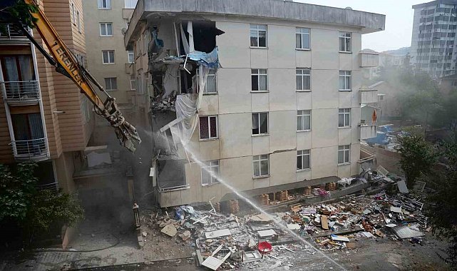 Maltepe'de çöken binanın üst katlarının yıkımına başlandı
