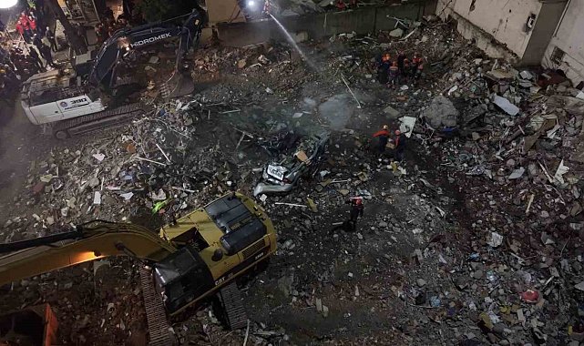 Maltepe'de enkaz altında kalan araç havadan görüntülendi