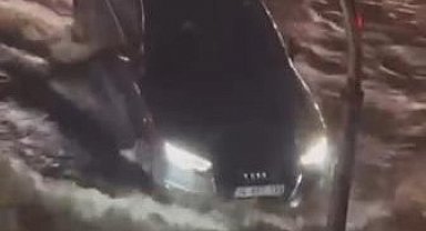 Maltepe'de yollar göle döndü, araçlar güçlükle ilerledi
