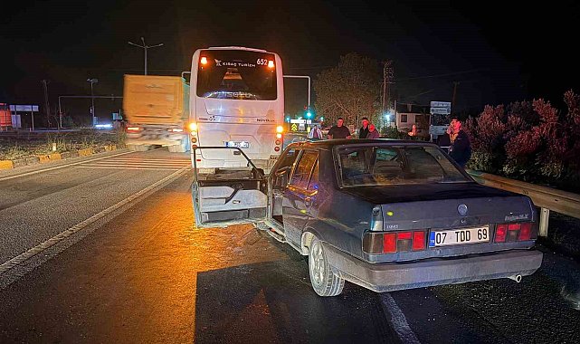 Manavgat'ta ışıkta bekleyen otobüse çarpan otomobilin sürücüsü yaralandı