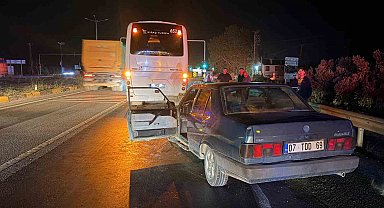 Manavgat'ta ışıkta bekleyen otobüse çarpan otomobilin sürücüsü yaralandı