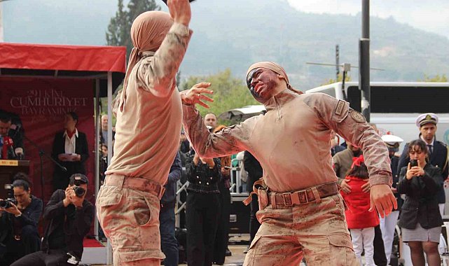 Manisa'da cumhuriyet coşkusuna jandarma komandolar damga vurdu