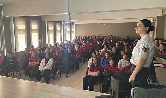 Manisa'da jandarmadan öğrencilere 'Siber Zorbalık' semineri