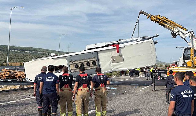 Manisa'daki feci kazada araçlar çekiciyle kaldırılıyor