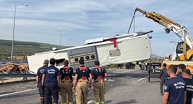 Manisa'daki feci kazada araçlar çekiciyle kaldırılıyor