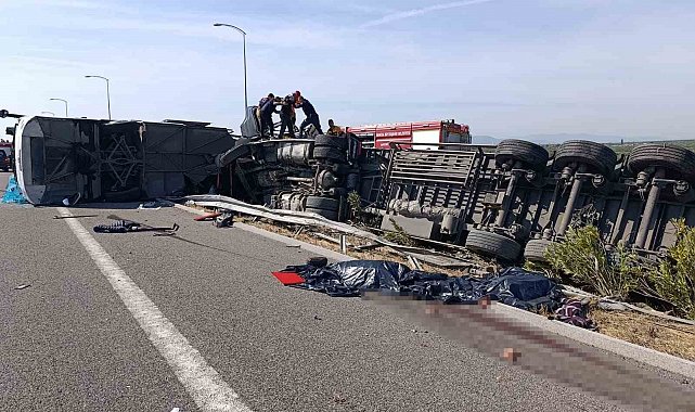 Manisa'nın Akhisar ilçesinde İstanbul otobanında çekici ile yolcu otobüsünün çarpışması sonucu ilk belirlemelere göre çok sayıda kişi yaralanırken 4 kişi hayatını kaybetti.