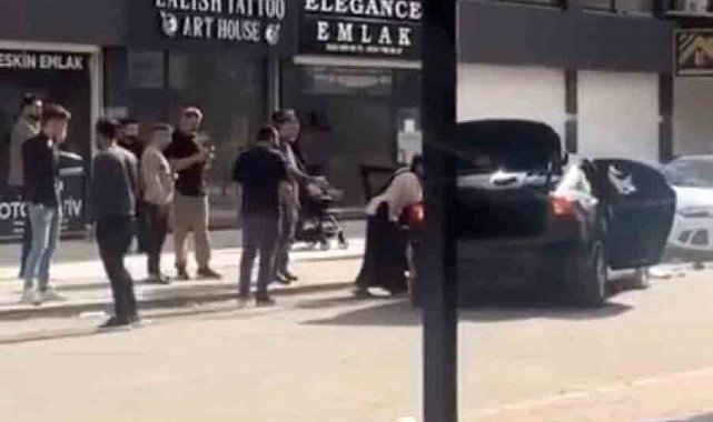Mardin'de iki taraf arasında çıkan kavgada lüks otomobil hasar gördü