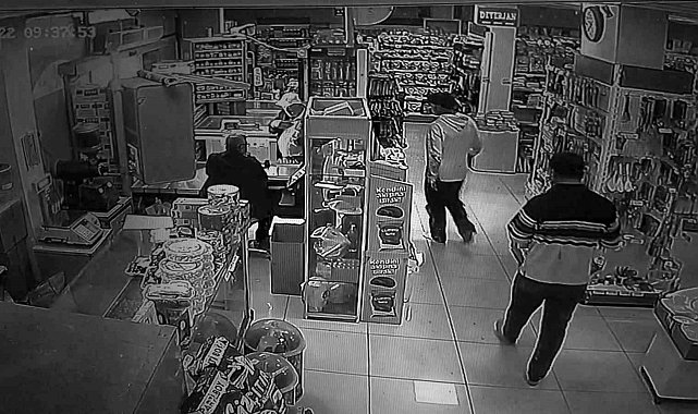 Market kirlenmesin diye çorapla alışveriş yaptılar