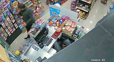 Marketçi uyudu, elini kolunu sallaya sallaya çaldı: O anlar kamerada