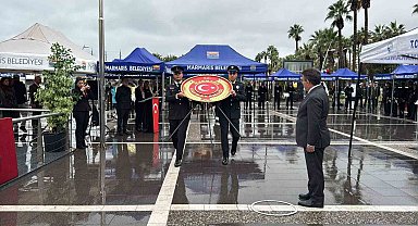 Marmaris'te Cumhuriyet Bayramı çelenk sunma töreni sağanak altında yapıldı
