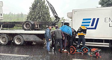 Menteşe'de yağış kazayı beraberinde getirdi, şoför araçta sıkıştı