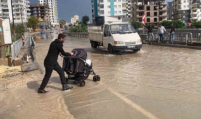 Mersin Erdemli'de sağanak yağış etkili oldu, su birikintileri oluştu