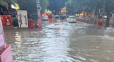 Mersin'de 1 saatlik yağmur taşkına neden oldu
