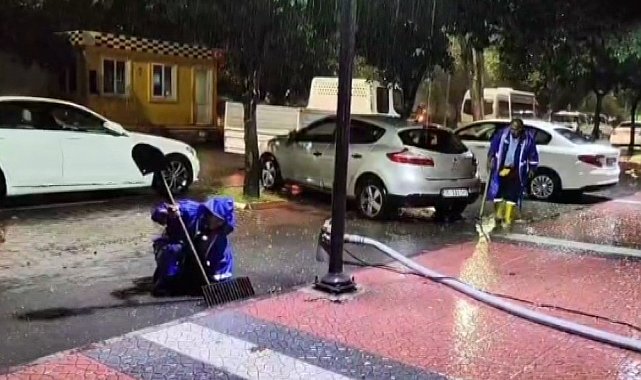 Mersin'de belediye ekipleri taşkın mesaisinde