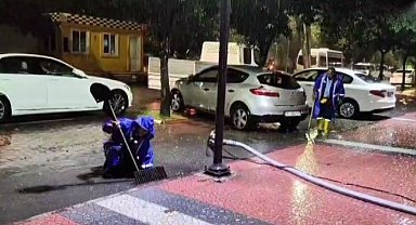 Mersin'de belediye ekipleri taşkın mesaisinde