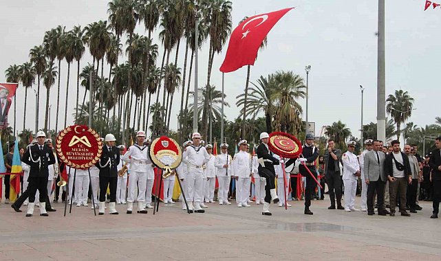 Mersin'de Cumhuriyet'in 103. yılında Atatürk Anıtı'na çelenk sunuldu
