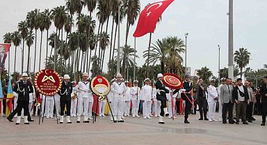 Mersin'de Cumhuriyet'in 103. yılında Atatürk Anıtı'na çelenk sunuldu